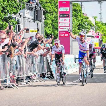 Radsportfest für alle - Zieleinfahrt in Grenchen im Jahr 2022 – auch in Oberwil-Lieli soll der grosse Radsport-Event viele Leute anlocken. Bild: Buchli Fotografie / Sam Buchli
