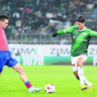 Schöne Dinge wieder da - Nach acht Monaten Abwesenheit spielte Michael Kempter (rechts) am vergangenen Sonntag wieder in der Super League. Gegen den FC Basel (links, Sergio Lopez) gab es ein 1:1. Bild: Freshfocus