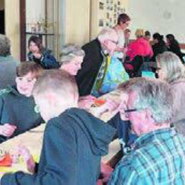 Helfer gesucht - Die Mittagessen sind eine Bereicherung für alle. Bild: zg