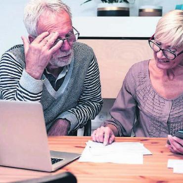 Unterstützung bei den administrativen Aufgaben - Fachpersonen unterstützen ältere Menschen bei der Administration. Bild: iStock / Pro Senectute