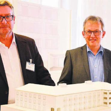«Muss dafür nicht Wernli heissen» - Einige Jahre sind vergangen, seit das «Löwen»-Gebäude nur ein Modell war. Mittlerweile ist es fest in den Betrieb integriert. Damals wie noch bis Ende Jahr ist Thomas Wernli Direktor der Pflegi. Guido Küng bleibt Leiter Bau und Technik.