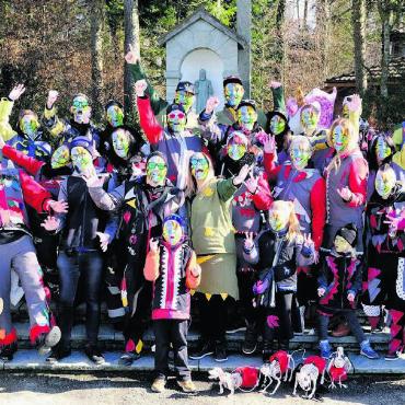 Mit viel Stolz ins Jubiläumsjahr - So präsentierten sich die Hächle-Gugger letztes Jahr, damals lautete das Motto «Zyytreis». Bilder: zg/Archiv