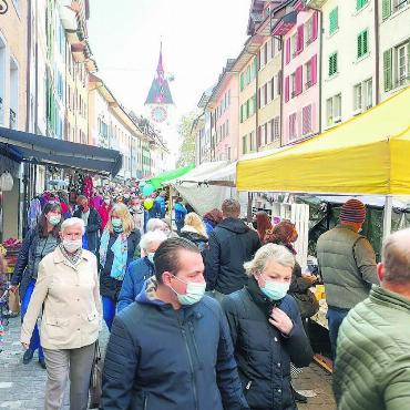 Lex Bremgarten nimmt erste Hürde - Von den Menschenmassen in der Marktgasse während des Marktes der Vielfalt sollen künftig auch wieder die Bremgarter Altstadtlädeli profitieren dürfen. Bild: huy/Archiv