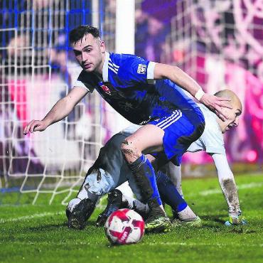 Zürcher mit FCW im Herzen - Leotrim Nitaj (links) im Cup-Duell des FC Wohlen gegen Servette. Der Abwehrspieler lebt zwar in Zürich, fühlt sich dem FC Wohlen gegenüber aber stark verbunden. Seinen Vertrag hat er bereits verlängert Bild: Alexander Wagner