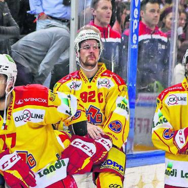 «Es ist bitter» - Im siebten Spiel musste Biel den Genfern den Meistertitel überlassen. Die Enttäuschung ist gross beim Freiämter Robin Grossmann (links) und seinen Mitspielern Gaetan Haas und Luca Cunti. Bild: Freshfocus