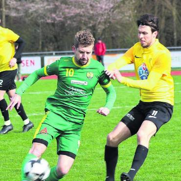 Niederlage in Nachspielzeit - 15. Niederlage im 16. Spiel. Die Mutscheller (links Nico Stadelmann) kommen nicht vom Tabellenende weg. Bild: zg