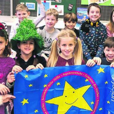 Klassenzimmer wird zum Literaturkaffee - Im Zuge der Sternenwoche werden im Klassenzimmer Kaffee, Tee und ein Menü serviert. Bild: zg