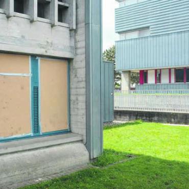 Noch keine Spur von den Tätern - Auch die Fenster zur Turnhalle im Bünzmatt sind noch nicht geflickt, die Löcher nur mit Karton abgedeckt. Bilder: Chregi Hansen