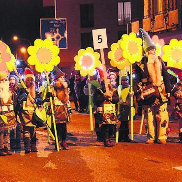 Funkelnde Augen überall - Acht Gruppen der Schule Boswil liefen am Umzug mit, darunter die Zwerge der 1. Klasse.