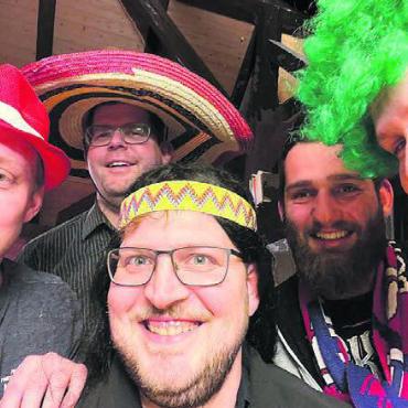 Wo die Sonne ganz sicher scheint - Das OK 2019 (von links): Matthias Rüdisüli, Oliver Pelzer, Gregor Rüdisüli, Cédric Bärtschi (Vertreter Hübelschränzer) und Stephan Huber haben alle Hände voll zu tun.