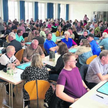 Eine gelungene Premiere - Ausverkauftes Haus und ausgelassene Stimmung: Rund 150 Jasserinnen und Jasser füllten am Samstag das Casino in Wohlen. Bild: Walter Minder