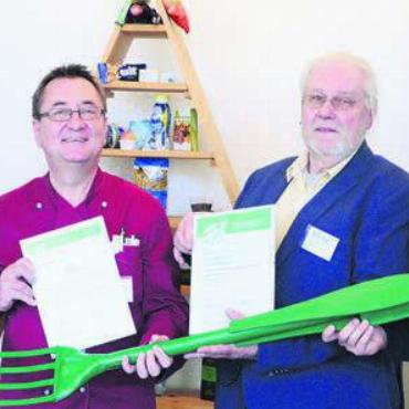 Qualität im Teller - Markus Weishaupt und Heinz Widmer (links) erhalten ein Zertifikat. Bild: cbl