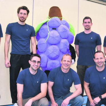 In dieser Form einmalig - Sie organisieren die «Trüblete»: (stehend von links) Dominic Hitz, Mike Forrer, Cédric Beaud als Maskottchen «Truubo», Remo Mercandelli, Manuel Siegenthaler; (kniend von links) Guido Siegenthaler, Roland Bühlmann, Christian Bühlmann. Bild: Roger Wetli