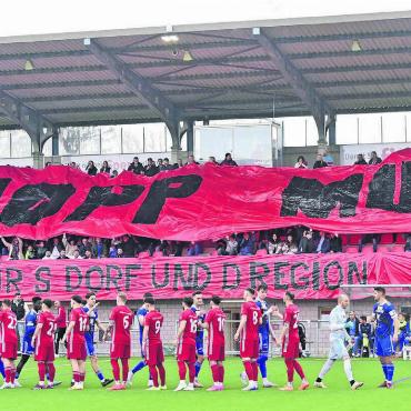 Spirit der Senioren - Gegen Wohlen gab es zuerst eine schöne Choreo und dann eins auf die Kappe. Der FC Muri muss nun gegen Thun II wieder auf die Beine finden. Bilder: awa/zg
