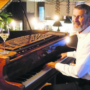 Der Vater des Medizinertests - Günter Trost, der Mann hinter dem Klavier. In seinem Kopf sind aber nicht nur Melodien, sondern auch Visionen.