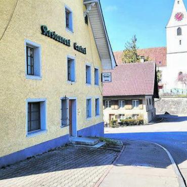 «Central» als neue Asylunterkunft - Das Restaurant Central mitten im Dorf ist schon länger ungenutzt. Jetzt dient es temporär als Asylunterkunft. Bild: chh