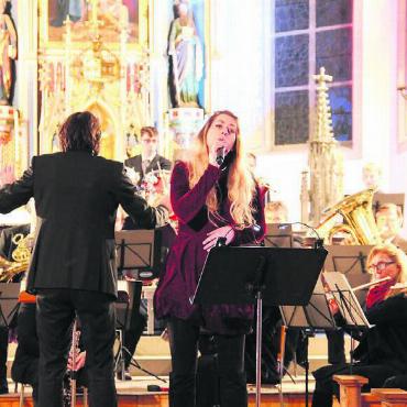 Erstmals ein Blasorchester dirigiert - Rachel Carmen aus dem Kanton Schwyz mit ihrer gewaltigen Stimme zu Gast am Adventskonzert.