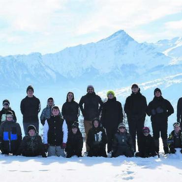 Hogwarts im magischen Schnee - Die Teilnehmenden des Lagers in Trans beschäftigen sich mit Zauberei und bauen ein eigenes Schloss. Bild: zg