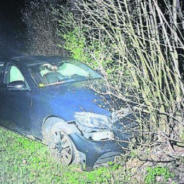 Gegen Baum geprallt - Beim Unfall wurde das Fahrzeug stark beschädigt, die alkoholisierte Fahrerin hingegen blieb wie durch ein Wunder unverletzt. Bild: pz