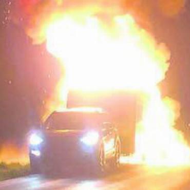 Brennend durch die Nacht - Der Wohnwagen geriet während der Fahrt plötzlich in Brand. Bild: pz
