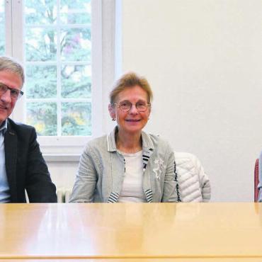 «Können einen Zacken zulegen» - Der zuständige Gemeinderat Daniel Räber, die langjährige Hausärztin Verena Gantner und Gemeindepräsident Hans-Peter Budmiger (von links) stellten das Projekt im November vor. Nun kann dieses erst richtig Fahrt aufnehmen. Bild: Archiv