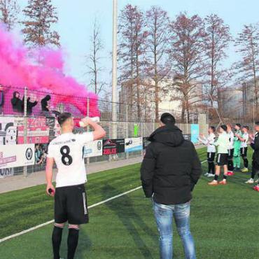 Muri gibt rote Laterne ab - «För immer FC Muri». Die Fans feiern mit dem Team, dass man nicht mehr Schlusslicht ist.