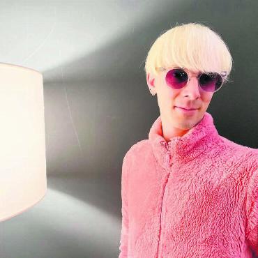 Coco Schwarz in Pink - Non-binär und unglaublich gut im Klavierspielen: Coco Schwarz. Bild: Stefan Sprenger