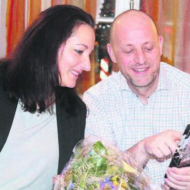 «Papi hat immer gesagt...» - Martin Laubacher und Freundin Sandra Passerini begutachten den Pokal, den der langjährige Präsident von Handball Wohlen überreicht bekam.