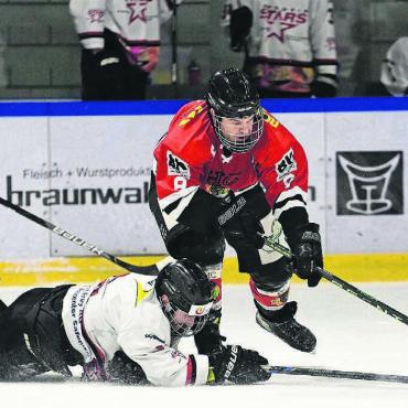 Showdown um Finaleinzug - Kämpfen um jeden Puck: Fischbach-Göslikons Marc Seiler (rechts) gegen die Argovia Stars. Bild: Alexander Wagner
