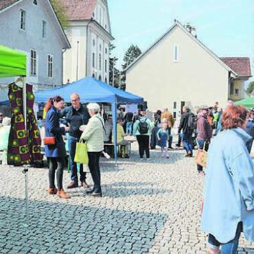 Bereits das dritte Jahr - Neben dem Einkauf dient der Markt auch dem Wiedersehen von Freunden und Bekannten. In dieser tollen Umgebung macht das doppelt Spass. Bild: chh