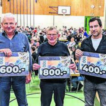 Sieger kommt aus Hermetschwil - Ernst Kuster aus Hermetschwil (Mitte) gewann das Turnier vor Walter Aregger (links) und Fabian Wurz, beide aus Fahrwangen.