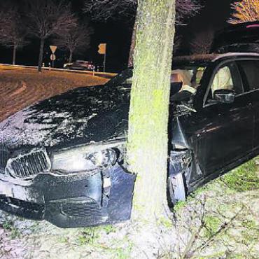 Gegen Baum geprallt - Das Fahrzeug erlitt beim Unfall einen Totalschaden. Bild: pz