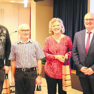 Regional ist einfach besser - Werden für ihr Engagement geehrt: v. l. Hanspeter Rudolf, Hans Vock und Barbara Flori, es fehlt Ruth Seiler, mit Präsident Antonio Giampà. Bild: Monica Rast