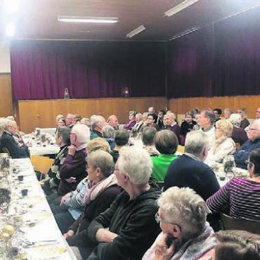 Stimmungsvoller Anlass - Die Seniorinnen und Senioren genossen ein verfrühtes Weihnachtsfest. Bild: zg