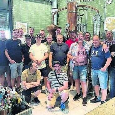 Die Welt des Gins entdeckt - Die Mitglieder der Göttigesellschaft erweiterten ihr Wissen in der Destillerie Edelwhite Gin. Bild: zg