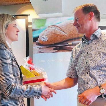 Ur-Dinkel schenkt Beständigkeit - Geschäftsführer Thomas Kurth bedankt sich bei Simona Gisler für ihre wertvolle Arbeit als Präsidentin. Bilder: Susanne Schild