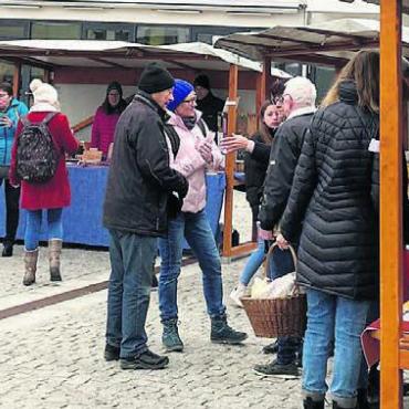 Chilbiorgel und Weihnachtslieder - Der kleine Markt lud zum Verweilen und Stöbern ein. Bild: zg