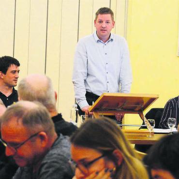 Sich selbst konkurrenziert - Sie sind für die Vereine die wichtigsten Ansprechpersonen aufseiten der Gemeinde (von links): Oliver Hug, Leiter Hauswartungen, Gemeinderat René Schmidli, Melanie Moser, Leiterin Empfang und zuständig für den Veranstaltungskalender, und Katharina Oldani, Sekretariat der Bauverwaltung. Bild: Chregi Hansen
