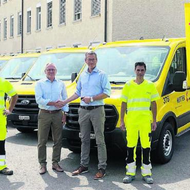 Langjährige Partnerschaft gestärkt - Schlüsselübergabe am Firmenstandort der Notter Gruppe (von links) : Ioannis Papadopolos, Ralph Notter, Markus Geissmann und Pedro Sousa. Papadopolos und Sousa sind stellvertretend für alle zwölf Fahrzeuglenker hier. Bild: pd