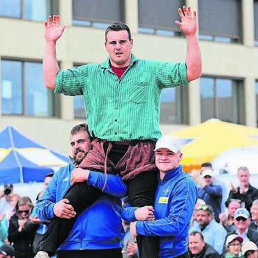 Ein grosser Sieg - Joel Strebel wird von den Teamkumpels in die Höhe gestemmt. Bild: zg