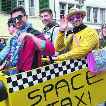 Städtchen im Konfettirausch - «Völlig losgelöst» zeigen sich die Mitglieder des Turnvereins Fi-Gö.