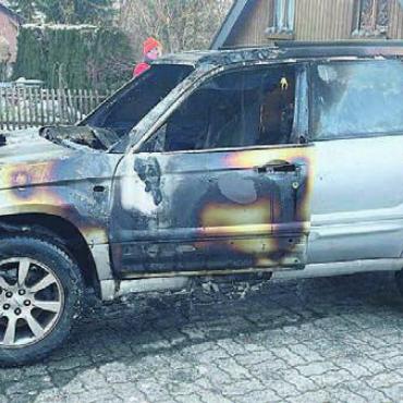 Autos in Brand gesetzt - Ein Auto brannte komplett aus. Bild: pz