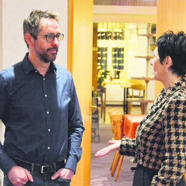 Überzeugen statt überregulieren - Zwei ehemalige Grossratskollegen im Gespräch: Ralf Bucher und Marianne Binder-Keller an der Parteiversammlung. «Ich freue mich, dass sich Ralf zur Wahl stellt», erklärt Binder-Keller. Bild: Celeste Blanc