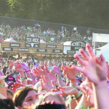 Einheimische sind mässig zufrieden - Die 45 000 Besucher – ob in der ersten Reihe oder am Festivalhügel – verköstigten sich mit allerlei Essen und Getränken. Die Bilanz der beiden Freiämter Foodstände fällt dabei durchzogen aus. Bild: Stefan Sprenger