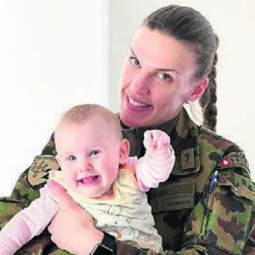 «Es werden immer mehr Frauen» - Neue Herausforderung: Marina Veil mit Tochter. Bild: zg