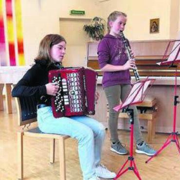 Klein sein hat auch Vorteile - Auch an einer kleineren Schule werden das Zusammenspiel gefördert und jede Möglichkeit für Auftritte genutzt.