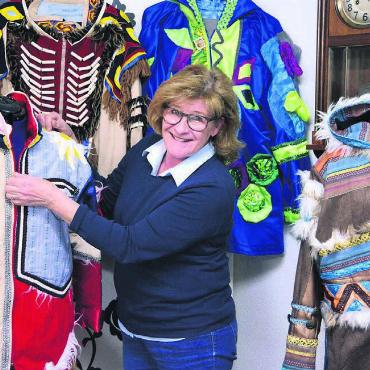 In jeder Arbeit steckt Herzblut - Jedes ihrer «Lieblingsstücke» hat auch heute noch seinen festen Platz im Atelier: Drei Jahrzehnte prägte Irene Lipp die Guggengwändli ihrer Heuröpfler massgebend mit. Bild: Celeste Blanc