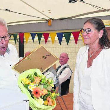 Diese Sprache verstehen alle - Elisabeth Fischer leitet seit 40 Jahren den Männerchor Hägglingen. Verbandsvizepräsident Bruno Sekinger würdigte die Verdienste.