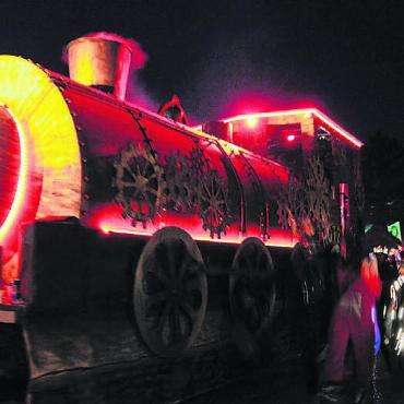 Coole Wagen und ein Riesenfest - «Himmlisch-höllisch» sind die «Dentiker Gruftis» unterwegs und holen sich den ersten Platz bei der Prämierung.