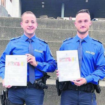 Einsatzfähigkeit bestätigt - Vorprüfung zur eidgenössischen Berufsprüfung bestanden: Simon Marmy (links) und Alessandro Nobili. Bild: zg